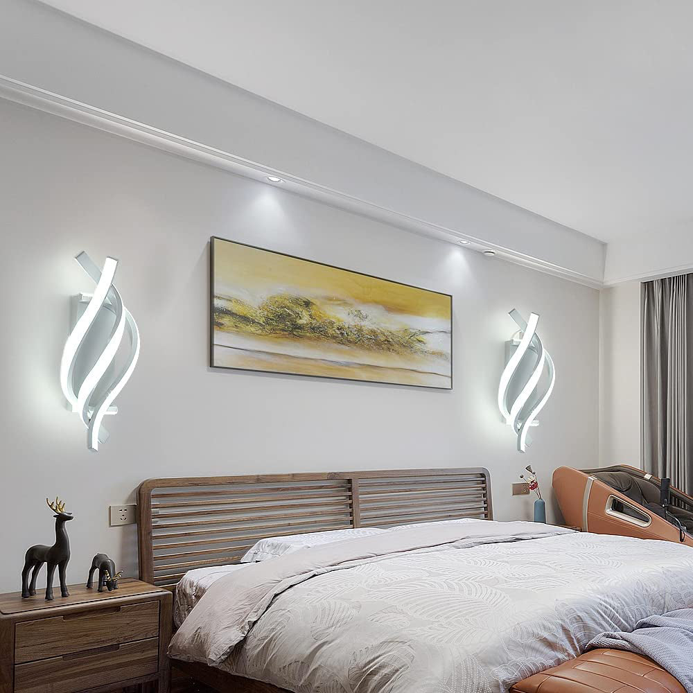 Lampe originale applique murale LED minimaliste présentée installé au dessus d'un lit