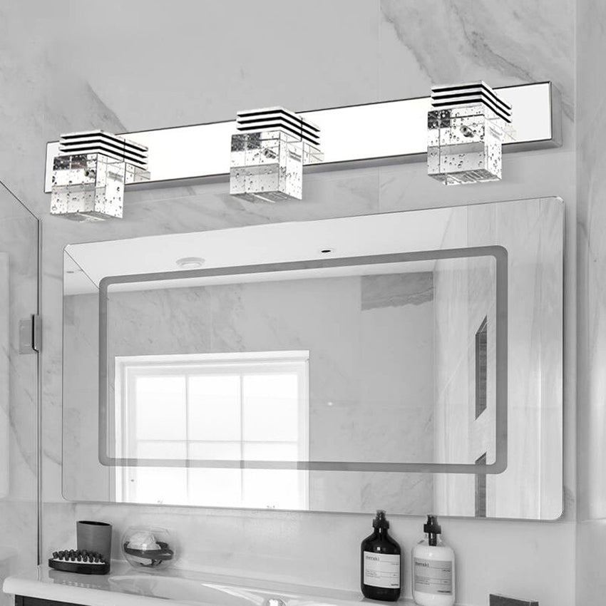 Luminaire salle de bain colonne cristal à bulles présenté dans une salle de bain au dessus d'un miroir