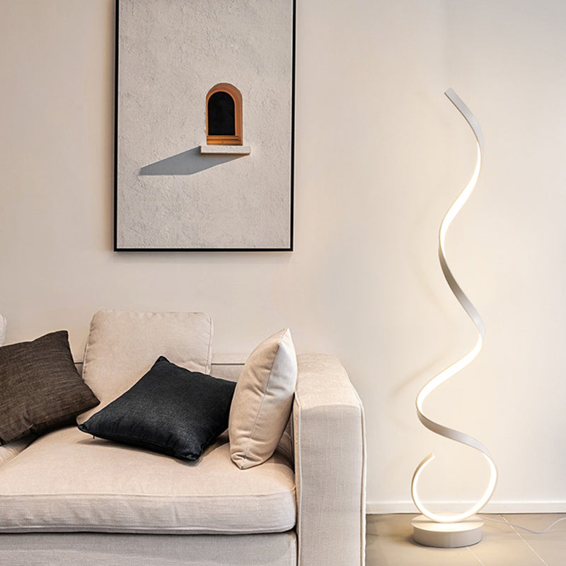 Luminaire sur pied LED flottant au design moderne minimaliste présentée près d'un canapé blanc